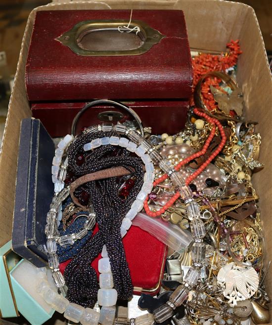 Coral necklace & mixed jewellery